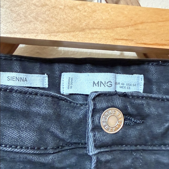 Elegant Black Cropped Women's Jeans - Picture 2 of 7